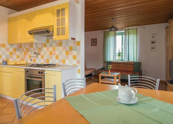 4 Bedroom Lovely In Kostel 度假居 Vrh pri Fari